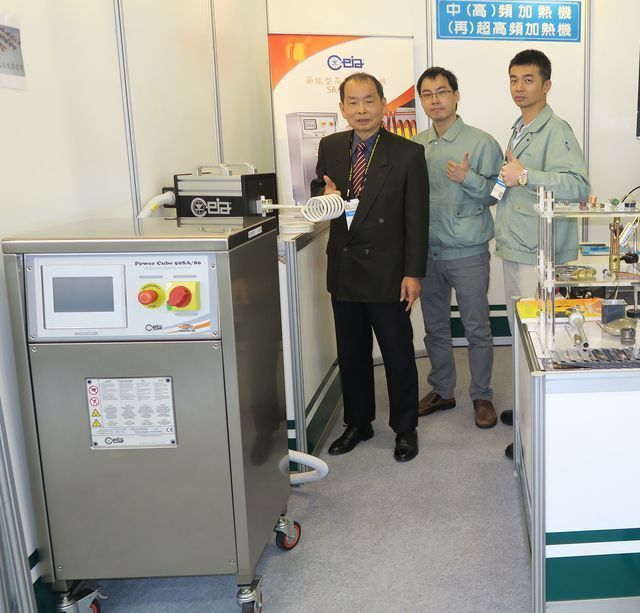 大憲光學企業公司董事長蕭家誠（左一）率領營運團隊推介新機-SA型高周波加熱機。 陳華焜/攝影